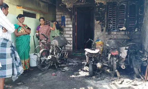 ஓசூரில் நள்ளிரவில்  வீட்டின் முன்பு நிறுத்தி இருந்த 4 இருசக்கர வாகனங்களுக்கு தீ வைப்பு