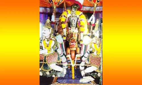 குதிரை வாகனத்தில் சுவாமி ஊர்வலம்