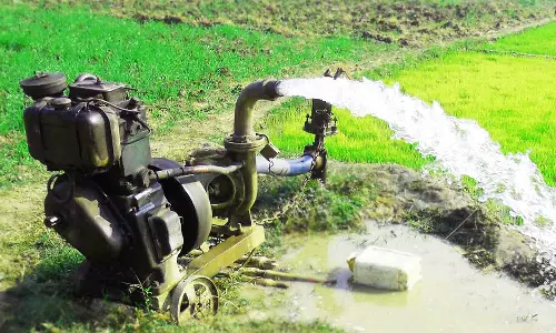 விவசாய நிலத்தில் இரும்பு குழாய்களை திருடிய 3 வாலிபர்கள் கைது