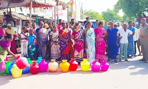 காரிமங்கலம் அருகே இன்று காலை குடிநீர் கேட்டு பெண்கள் சாலை மறியல்
