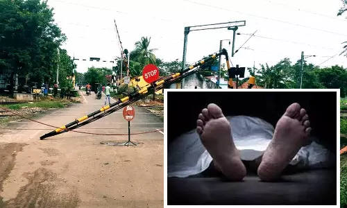 ரெயில்வே கேட்டில் பைக் மோதி ஓட்டல் தொழிலாளி பலி