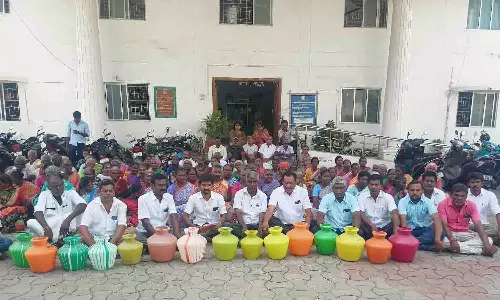 குடிநீர் கேட்டு அவினாசி ஊராட்சி ஒன்றிய அலுவலகத்தை பொதுமக்கள் முற்றுகை