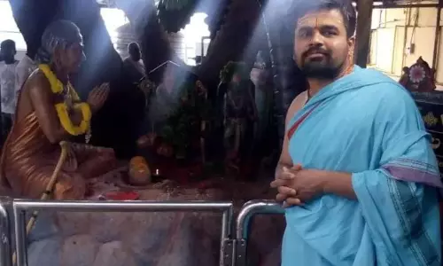 திருமணம் செய்துக் கொள்ள வற்புறுத்தியதால் கள்ளக்காதலியை எரித்துக் கொன்ற கோவில் பூசாரி