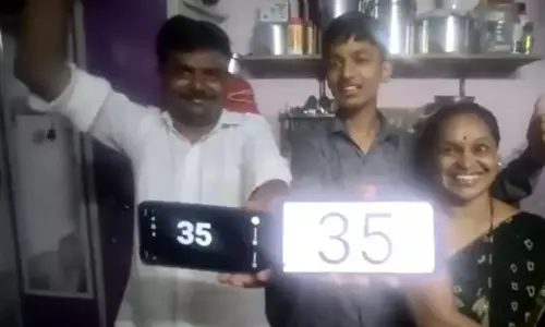10ம் வகுப்பு தேர்வில் ஜஸ்ட் பாஸ் ஆன மகனை கொண்டாடி மகிழ்ந்த பெற்றோர்- வைரலாகும் வீடியோ
