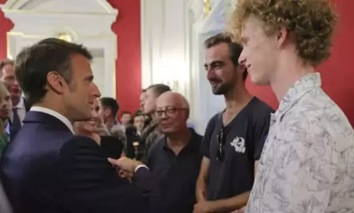 பூங்காவில் கத்திக்குத்து தாக்குதலில் படுகாயமடைந்த சிறுவர்களை நேரில் சந்தித்த பிரான்ஸ் அதிபர்