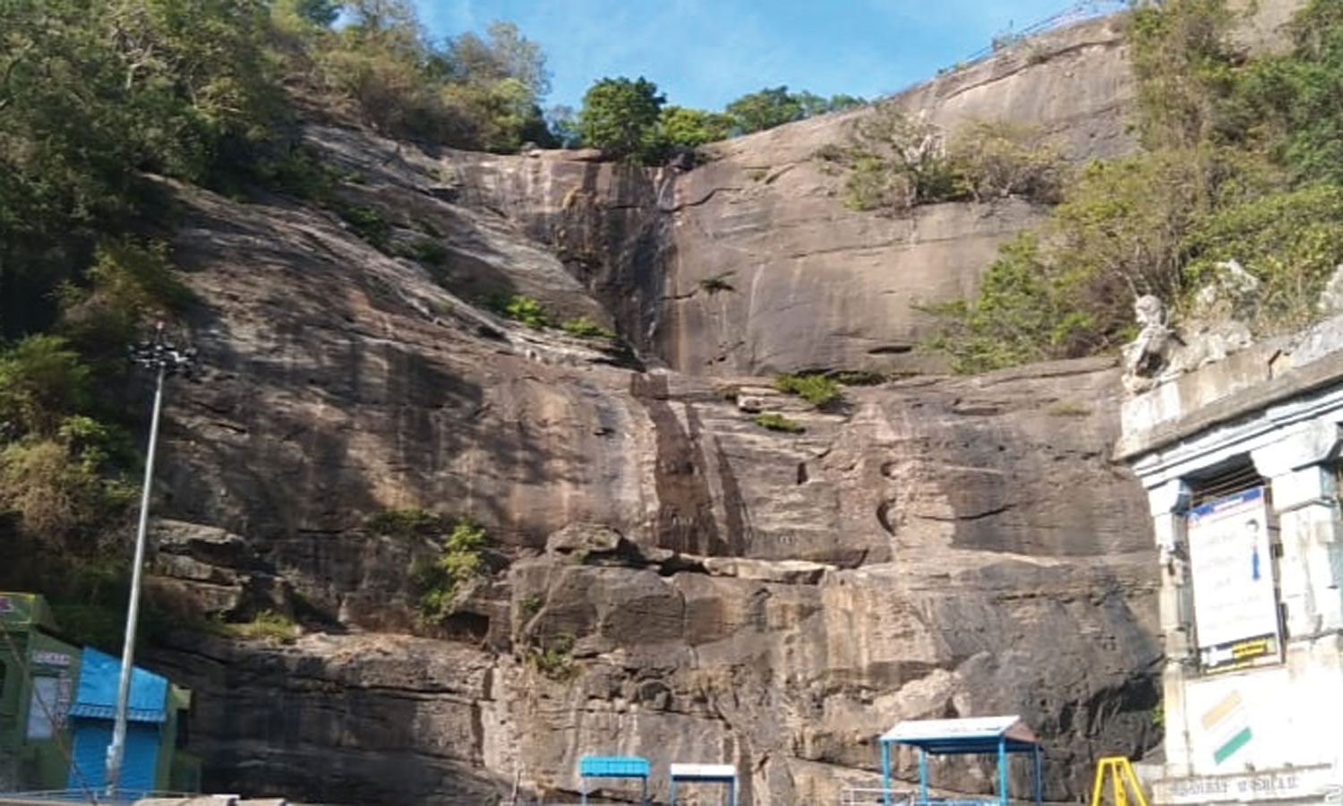 கேரளாவில் தென்மேற்கு பருவ மழை தொடங்கியதால் குற்றாலத்தில் சீசன் அறிகுறி