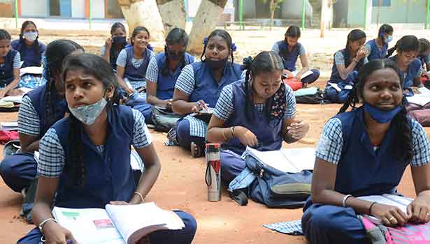 தமிழகத்தில் சனிக்கிழமைகளில் பள்ளிகள் நடத்த திட்டம்