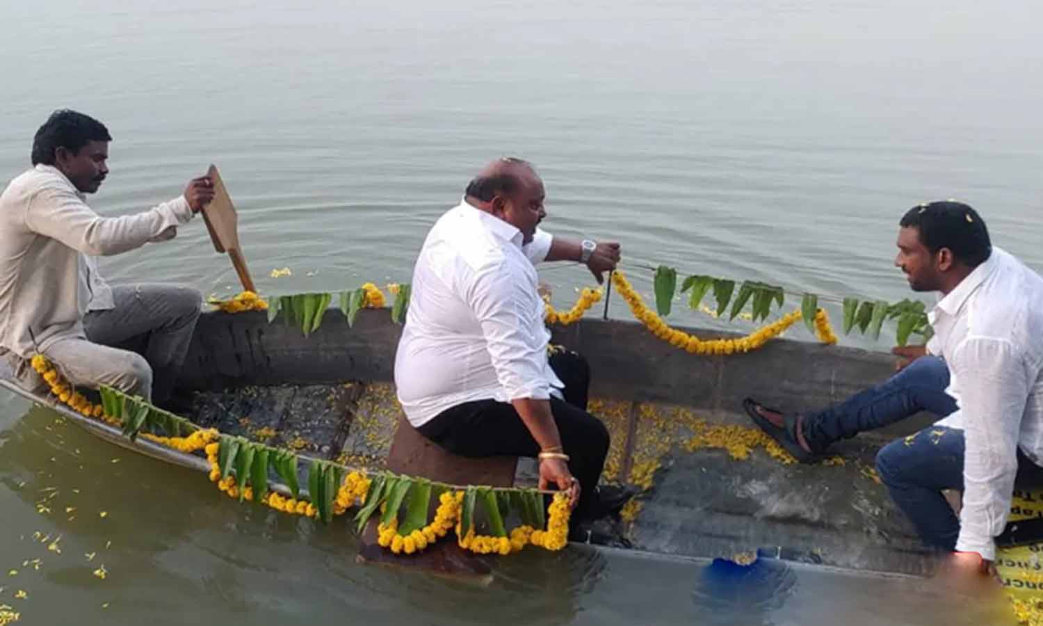 ஆற்றில் திடீரென படகு கவிழ்ந்ததில் நூலிழையில் உயிர்தப்பிய அமைச்சர்