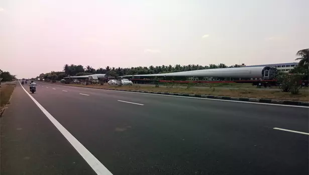 சேலம்-கரூர் தேசிய நெடுஞ்சாலையில் காற்றாலை ரெக்கையுடன் சென்ற லாரியால் போக்குவரத்து பாதிப்பு சேலம்-கரூர் தேசிய நெடுஞ்சாலையில் காற்றாலை ரெக்கையுடன் சென்ற லாரியால் போக்குவரத்து பாதிப்பு