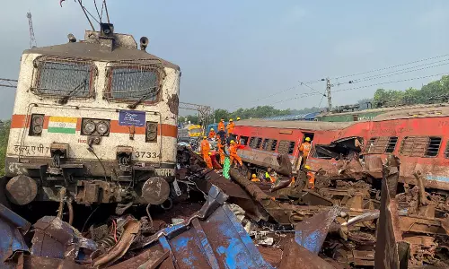 ஒடிசாவில் விபத்தில் சிக்கிய ரெயில் பெட்டியில் பிண வாடையா?: புதிய பரபரப்பு