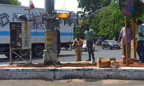 மாலைமலர்  செய்தி எதிரொலி - பல்லடத்தில் பழுதடைந்த உயர் மின்கோபுர விளக்குகள் சீரமைப்பு