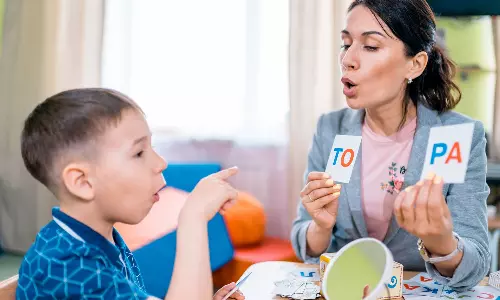 குழந்தைகளின் பேசும் திறனை மேம்படுத்தும் ஸ்பீச் தெரபி