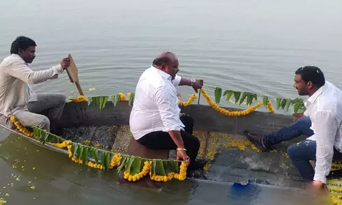 ஆற்றில் திடீரென படகு கவிழ்ந்ததில் நூலிழையில் உயிர்தப்பிய அமைச்சர்