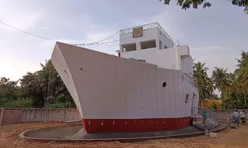 மனைவிக்காக கப்பல் போல் வீடு கட்டி அசத்திய கணவர்