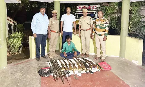 கணியம்பாடி அருகே காரில் வந்த கும்பலிடம் 9 நாட்டு துப்பாக்கி பறிமுதல்- ஒருவர் கைது