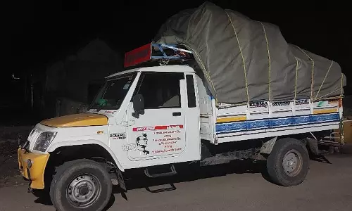 ஆலங்குடி அருகே லோடு வேனில் 1 டன் ரேஷன் அரிசி கடத்தல்