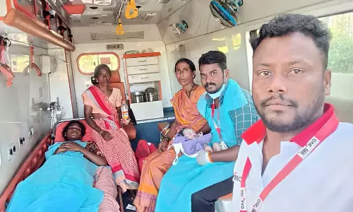 108 ஆம்புலன்சில் குழந்தை பெற்ற பெண்