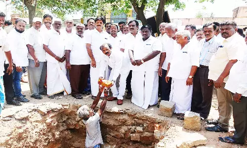 ரூ.10 லட்சத்தில் பயணிகள் நிழற்கூடம் அமைக்கும் பணி