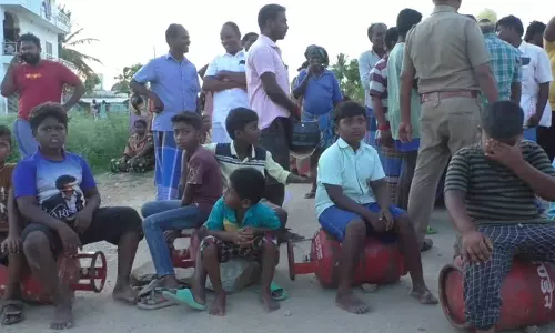 கியாஸ் சிலிண்டர் சேமிப்பு கிடங்கு செயல்பட கிராம மக்கள் எதிர்ப்பு- சாலை மறியல்