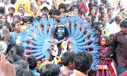 முத்தாரம்மன் கோவில்: மாறுவேடம் போடும் பக்தர்கள்