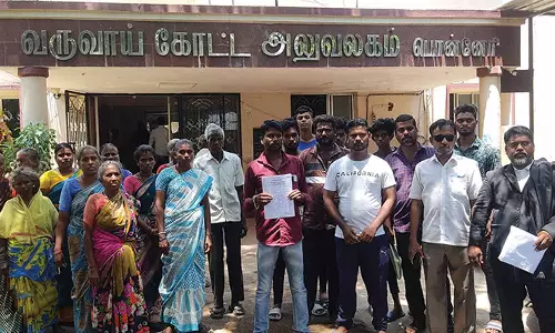 செல்போன் டவர் அமைப்பதை கண்டித்து கோட்டாட்சியர் அலுவலகத்தை முற்றுகையிட்ட பொதுமக்கள்