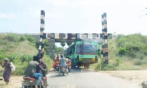 ரெயில்வே தரைப்பாலத்தில் சிக்கிய அரசு பஸ்