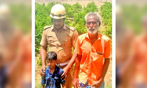 50 அடி ஆழ கிணற்றில் விழுந்த சிறுவனை மீட்ட தீயணைப்பு துறையினருக்கு பாராட்டு