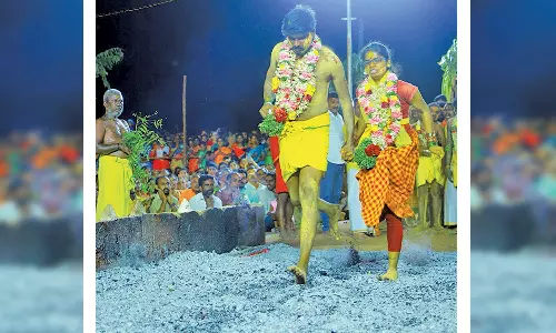 சங்கரன்கோவில் திரவுபதி அம்மன் கோவில் பூக்குழி திருவிழா - பெண்கள் உள்ளிட்ட 188 பேர் பூக்குழி இறங்கினர்