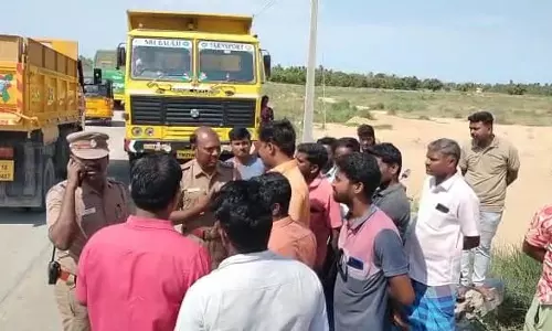 வாலாஜாபாத் அருகே 100 லாரிகளை சிறைபிடித்து பொதுமக்கள் போராட்டம்