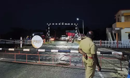 சிக்னல் கோளாறு திடீர் பழுது- வள்ளியூர் ரெயில்வே கிராசிங்கில் மெதுவாக சென்ற ரெயில்கள்