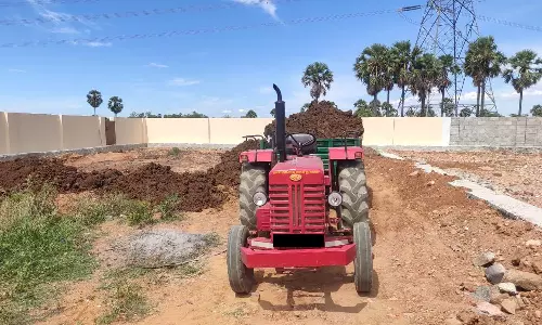 நாங்குநேரி அருகே அனுமதியின்றி மண் அள்ளிய 3 பேர் கைது