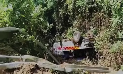 கல்லட்டி மலைப் பாதையில் ஆம்புலன்ஸ்  கவிழ்ந்து விபத்து