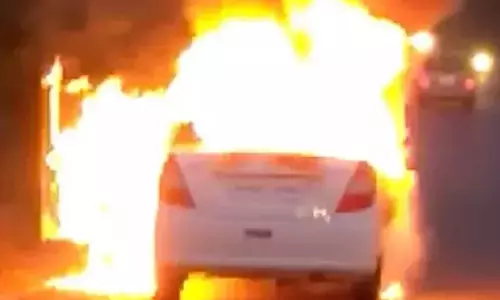 பொள்ளாச்சியில் பெட்ரோல் பங்கில் தீ பிடித்து எரிந்த கார்