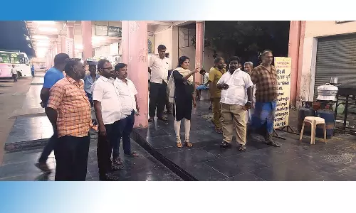 பஸ் நிலையத்தில் நகர்மன்ற தலைவர் திடீர் ஆய்வு