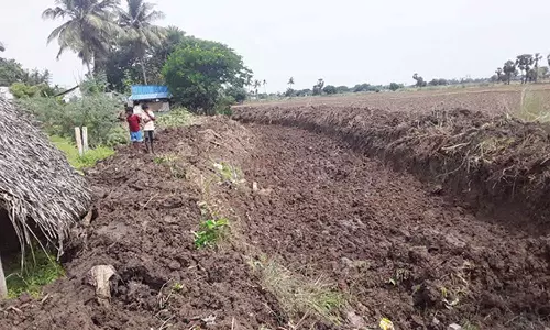 வேலையடி வாய்க்கால் தூர்வாரும் பணி
