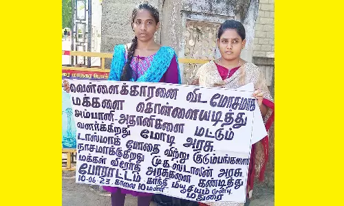 போராட்டம் நடத்திய 2 பெண் வக்கீல்கள் கைது