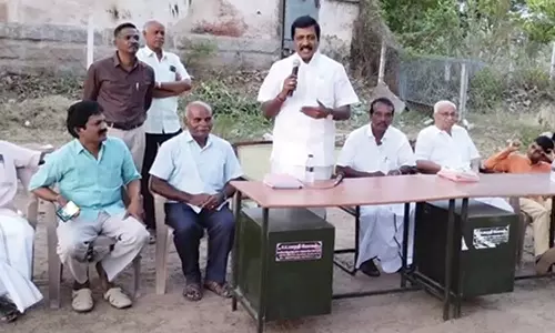 அரசு பள்ளியில் முன்னாள் மாணவர்கள் சந்திப்பு நிகழ்ச்சி