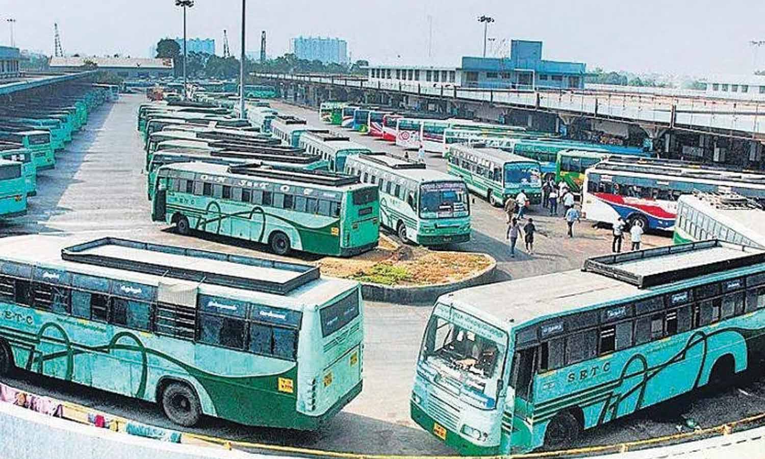 பள்ளிகள் திறப்பதால் 1500 சிறப்பு பஸ்கள்: சென்னைக்கு நாளை 26 ஆயிரம் பேர் திரும்புகிறார்கள்