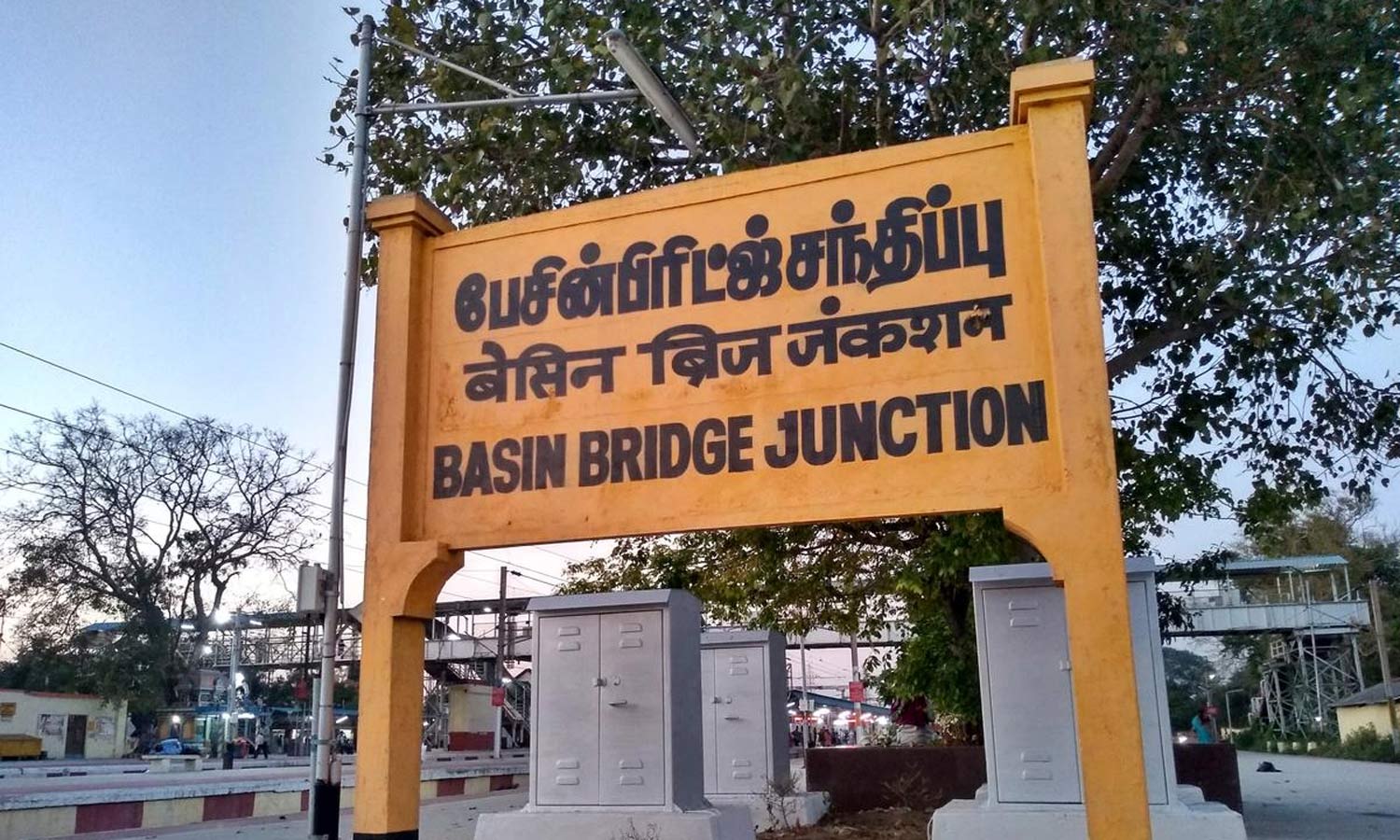 சென்னையில் மின்சார ரெயில் தடம்புரண்டது