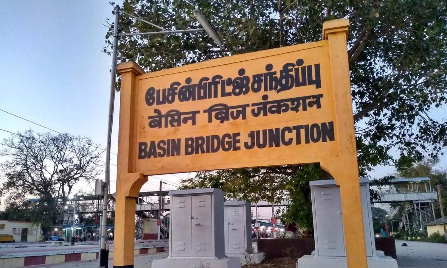 சென்னையில் மின்சார ரெயில் தடம்புரண்டது சென்னையில் மின்சார ரெயில் தடம்புரண்டது