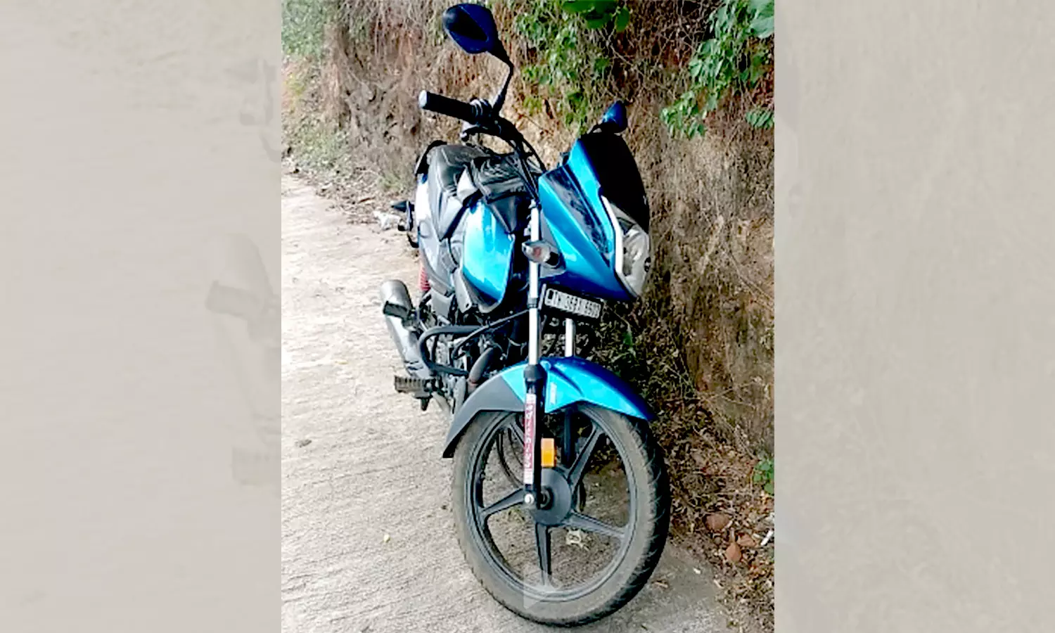 கேட்பாரற்று நிற்கும் மோட்டார் சைக்கிள் கேட்பாரற்று நிற்கும் மோட்டார் சைக்கிள்