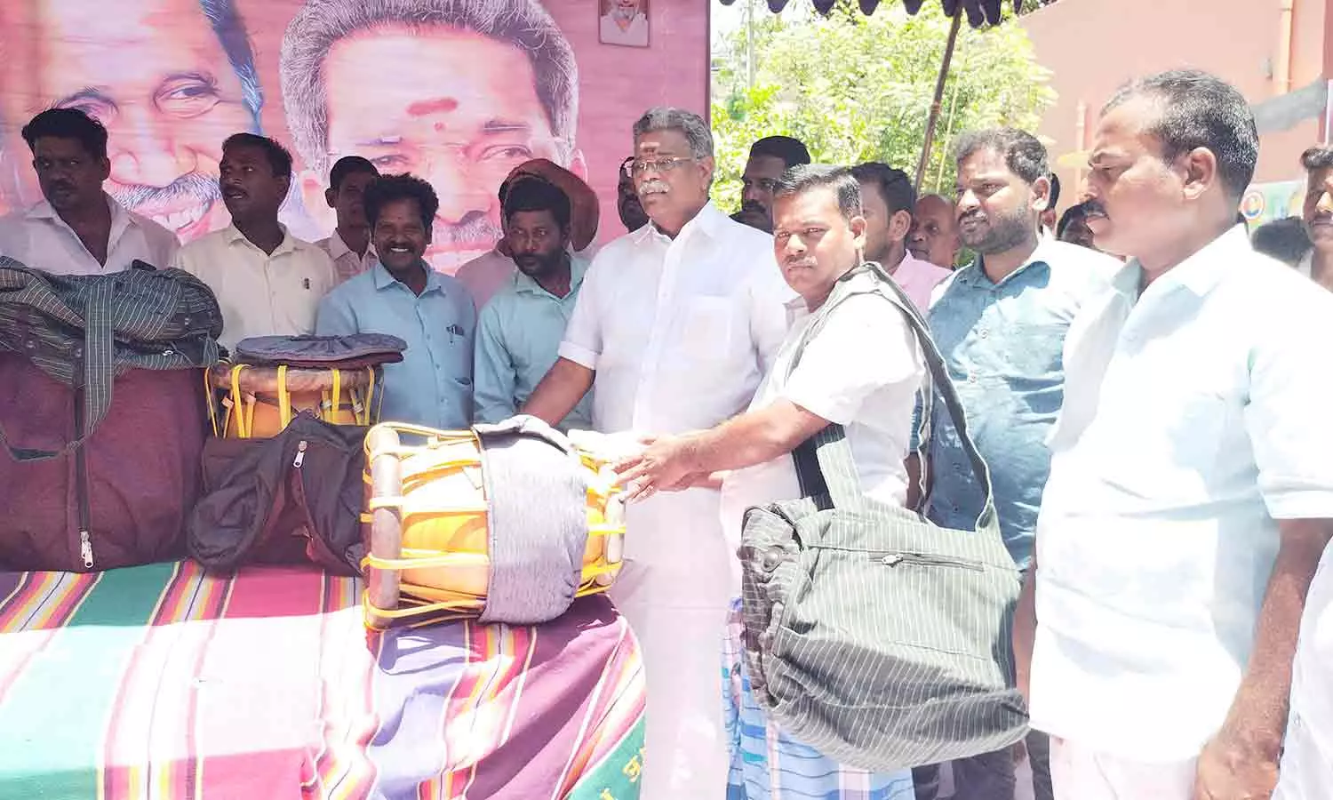 பயனாளிகளுக்கு தவில், நாதஸ்வரம்