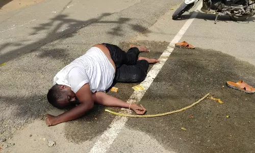 பக்தர்கள் கோவிலுக்குள் செல்ல முடியாமல் அவதி- போதை வாலிபர் அட்டகாசம்