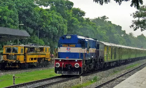 எர்ணாகுளம் எக்ஸ்பிரஸ் ரெயில் மீது மர்ம நபர்கள் சரமாரி கல்வீச்சு- கேரளாவை சேர்ந்த பயணி படுகாயம்