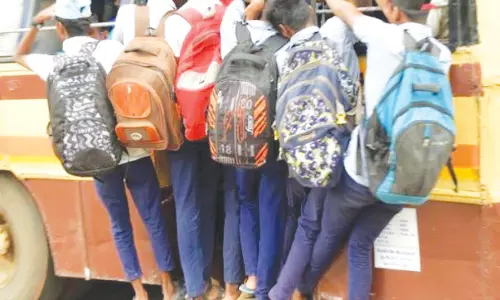 நாளை பள்ளிகள் திறப்பு  படிக்கட்டுகளில் மாணவர்கள்  பயணிப்பதை தடுக்க  கூடுதல் பஸ்கள் இயக்கப்படுமா?