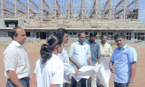 திறந்த வெளி விளையாட்டு அரங்கம்-ரெயில்வே மேம்பால பணிகளை கலெக்டர் ஆய்வு