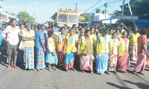 பணி நீக்கம் செய்யப்பட்டதை கண்டித்து ஒப்பந்த தூய்மை பணியாளர்கள் சாலை மறியல்- போக்குவரத்து பாதிப்பு