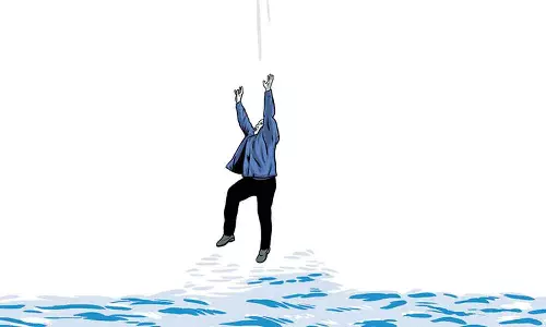 பாலத்தில் இருந்து தவறி விழுந்த தொழிலாளி சாவு