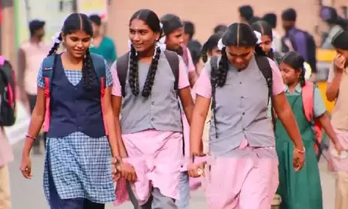 கல்வி உபகரணங்கள் வாங்க கடைகளில் குவியும் மாணவர்கள்