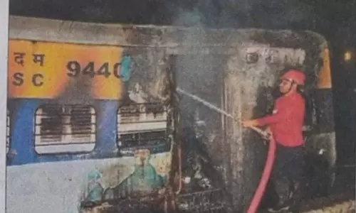 ஆந்திராவில் நிறுத்தி வைக்கப்பட்டிருந்த ரெயில் பெட்டி தீயில் எரிந்து நாசம்